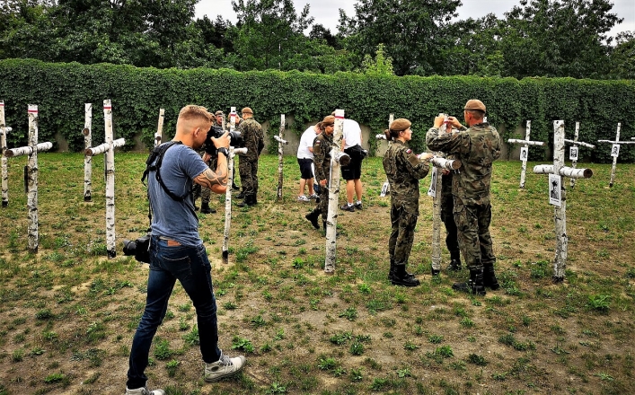 Żołnierze 43 batalionu lekkiej piechoty w Braniewie wymienili tabliczki na krzyżach Kwatery „Ł