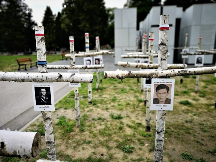 Żołnierze 43 batalionu lekkiej piechoty w Braniewie wymienili tabliczki na krzyżach Kwatery „Ł