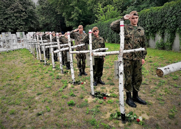 Żołnierze 43 batalionu lekkiej piechoty w Braniewie wymienili tabliczki na krzyżach Kwatery „Ł"