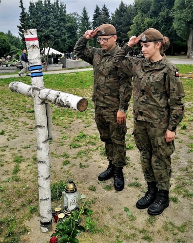 Żołnierze 43 batalionu lekkiej piechoty w Braniewie wymienili tabliczki na krzyżach Kwatery „Ł"