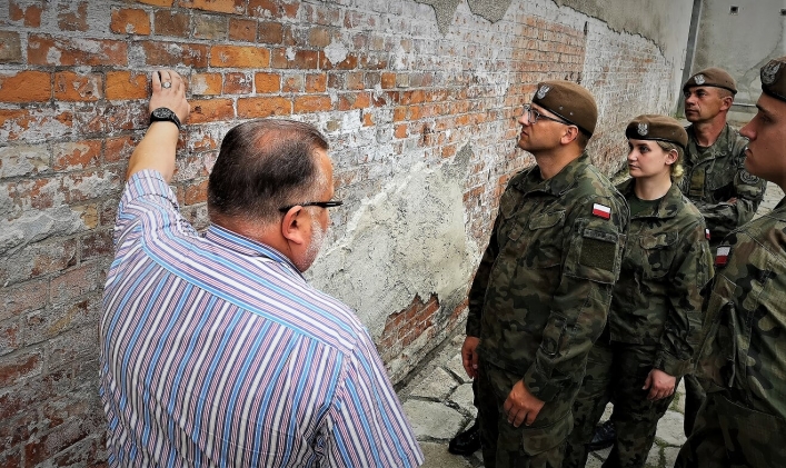 Żołnierze 43 batalionu lekkiej piechoty w Braniewie wymienili tabliczki na krzyżach Kwatery „Ł"