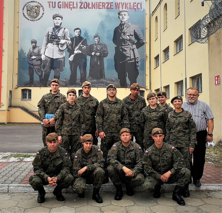 Żołnierze 43 batalionu lekkiej piechoty w Braniewie wymienili tabliczki na krzyżach Kwatery „Ł"
