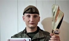 Żołnierze 43 Batalionu Lekkiej Piechoty w Braniewie na podium Powiatowego Turniej Strzelectwa Sportowego