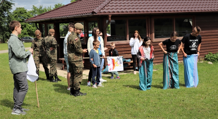 Żołnierze 43 Batalionu Lekkiej Piechoty z Braniewa wsparli dom dziecka 