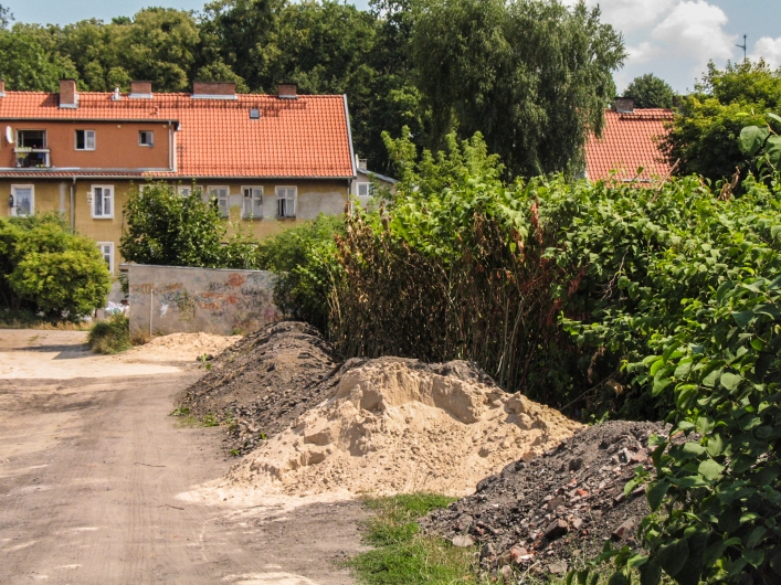 Zrzucili się na drogę przy garażach