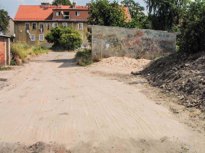 Zrzucili się na drogę przy garażach