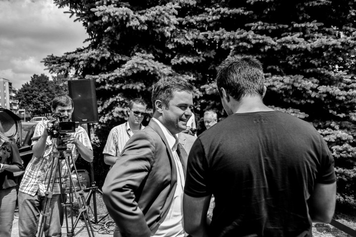 p. A.Hoffman rozmawia z człowiekiem który uwiecznił jego wieczorne 