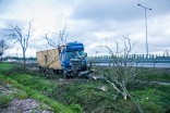 Ciężarówka uderzyła w drzewo przy S7