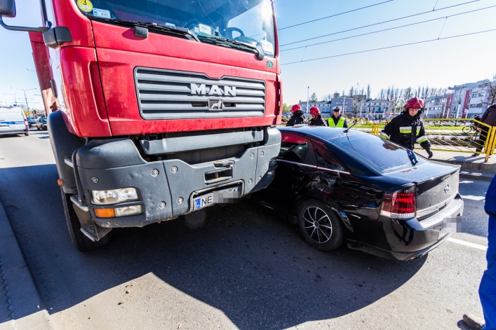 Zderzenie auta osobowego z ciężarowym na ulicy Grunwaldzkiej. Utrudnienia w ruchu trwały godzinę