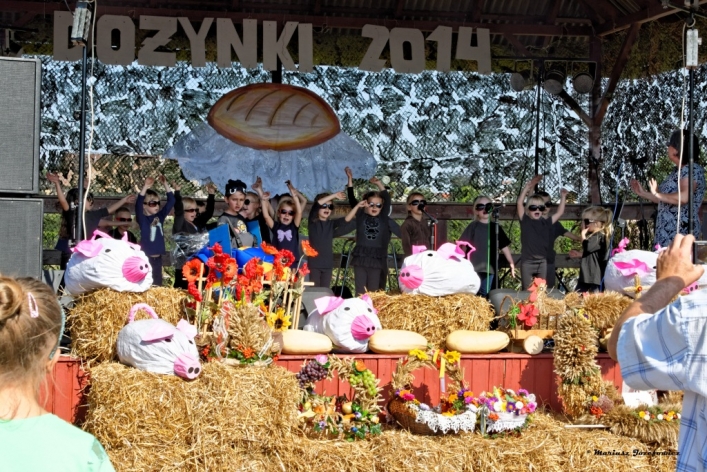 Dzieci śpiewają.