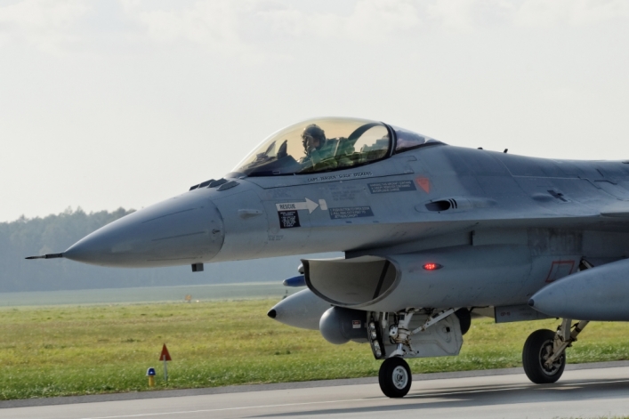 F16 i pozdrowienie pilota