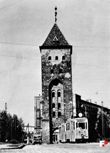1968, Brama targowa - poniżej dachu widoczny jest ślad po zegarze, który powrócił w to miejsce dopiero kilka lat temu. Tramwaje już tędy nie jeżdżą.