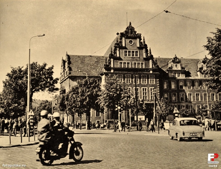 1968, Ulica 1 Maja, widok z ulicy 3 Maja. Ówczesny Plac Jedności Narodu.