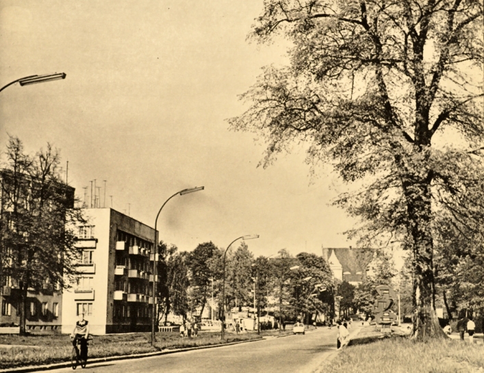 1968, Ulica Świerczewskiego czyli dzisiejsza Armii Krajowej. Po lewej widoczna forma przestrzenna Andrzeja Matuszewskiego, przeniesiona podczas remontu al. Armii Krajowej na ulicę Grota-Roweckiego.