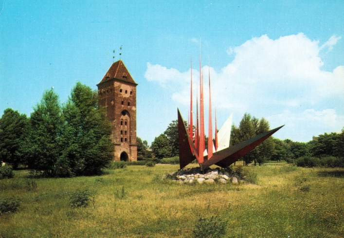 Lata 1975-1977, Wieża Bramy Targowej i pusty plac po wyburzeniu Starego Miasta. Na pierwszym planie metalowa rzeźba z galerii EL.
