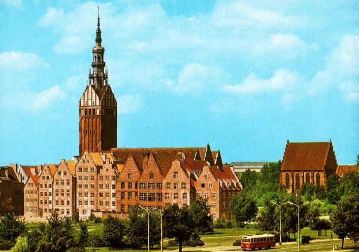 Lata 1979-1981, Tyły kamienic przy ulicy Wigilijnej oraz sylweta wieży katedry i dawnego kościoła NMP.