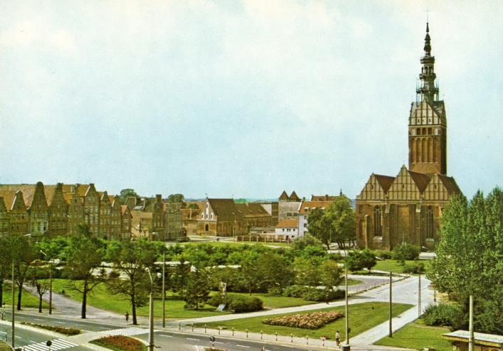 Lata 1979-1981, Bryła katedry św. Mikołaja i wolne przestrzenie po wyburzeniu starówki w Elblągu. Po lewej stronie rekonstrukcje kamienic przy ulicy Wigilijnej.