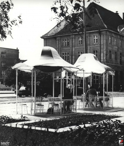 1978, Prekursor ogródków kawiarnianych przy ulicy 1 Maja.