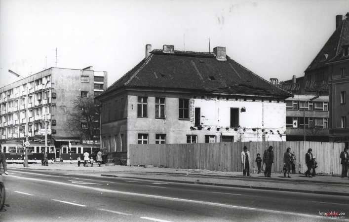 1978, Dawny dworek, tutaj jako Rzemieślniczy Dom Towarowy przy ulicy 1 Maja widziany z ulicy Hetmańskiej.