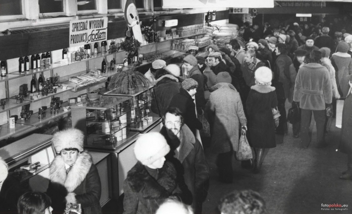 1978, Wnętrze jednego ze sklepów Społem w Elblągu - gorączka przedświątecznych zakupów.