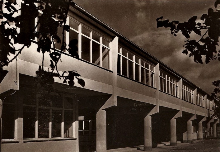 Lata 1965-1970, Jedna ze szkół 