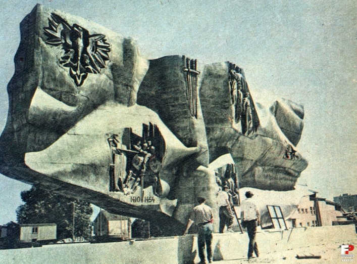 1974, Pomnik Odrodzenia. 