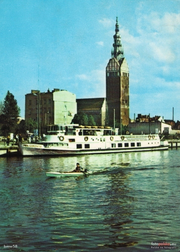 Lata 1970-1972, Przystań przy Bulwarze Zygmunta Augusta w Elblągu. W tle kościół św. Mikołaja.