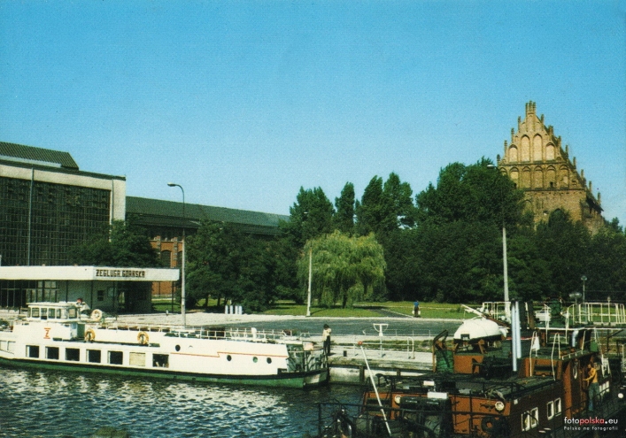 Lata 1974-1976, Przystań ŻP przy Bulwarze Zygmunta Augusta. W tle hala ZAMECHu i gotycki kościół NMP.