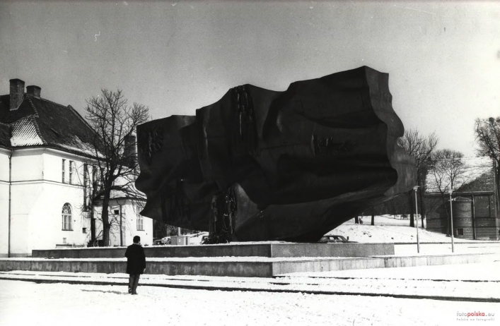 Lata 1976-1978, Pomnik Odrodzenia na Placu Jedności Narodu (obecnie Plac Konstytucji) został odsłonięty w trzydziestą rocznicę PRL - 22.07.1975 roku.