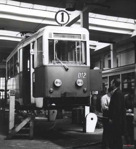 1978, Elbląska zajezdnia wojewódzkiego przedsiębiorstwa - starszy mistrz wydziału tramwajowego dogląda remontu taboru.