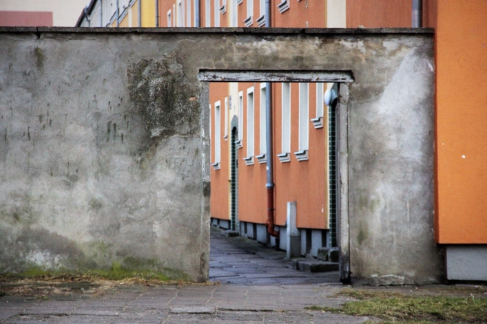 Od  lat  sześćdziesiątych lub siedemdziesiątych aż do 1990 roku ten chodnik był utwardzony fragmentami macew