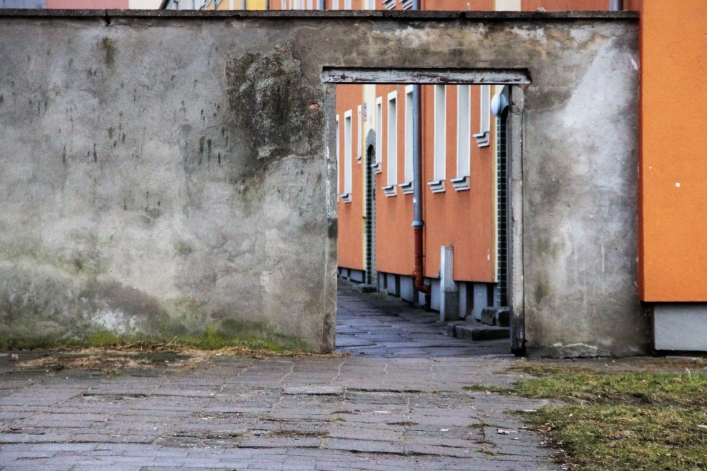 Od lat  sześćdziesiątych lub siedemdziesiątych aż do 1990 roku ten chodnik był utwardzony fragmentami macew 