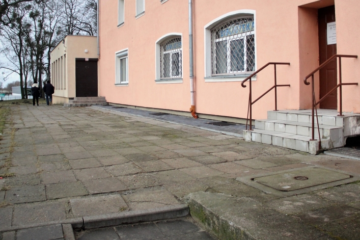 Od lat  sześćdziesiątych lub siedemdziesiątych aż do 1990 roku ten chodnik był utwardzony fragmentami macew