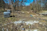 Park Dolinka po zimie: Kumiela rozmywa skarpy, a na chodnikach błoto
