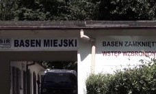 Zniszczony i zaniedbany otwarty basen